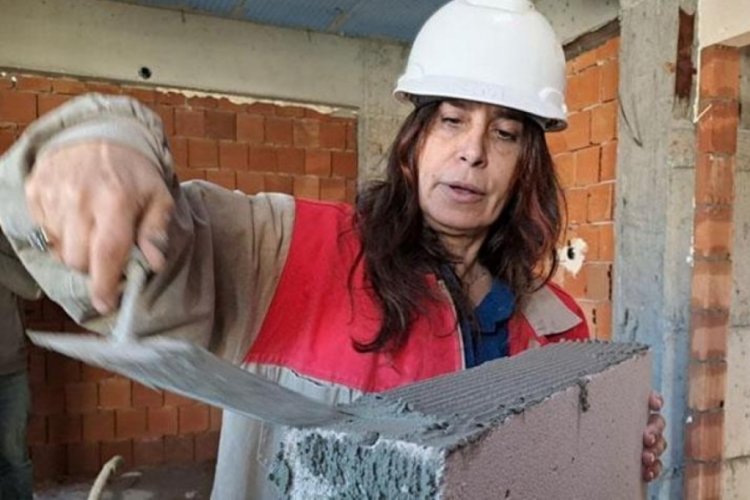 60 bin lira maaşla usta yok: Kadın m&uuml;teahhit inşaatı bitirmeye &ccedil;alışıyor!