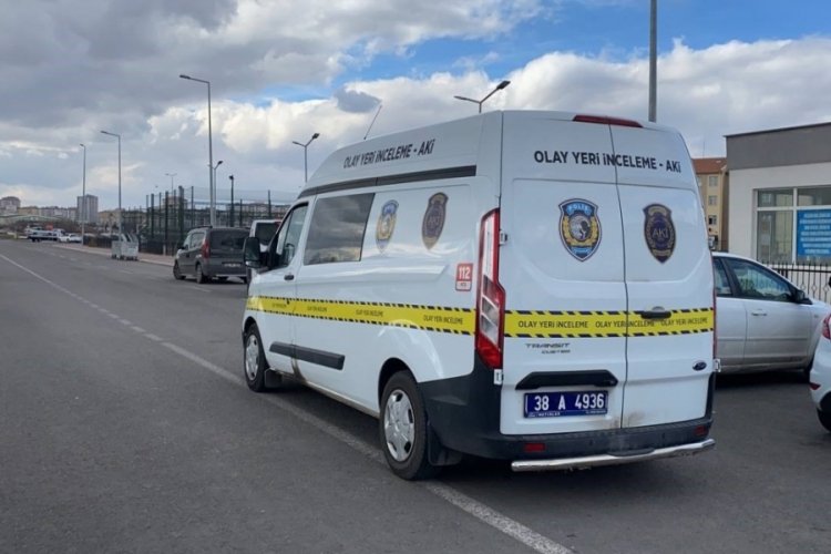 Tartıştığı &ouml;ğretmeni okulda tabancayla yaraladı