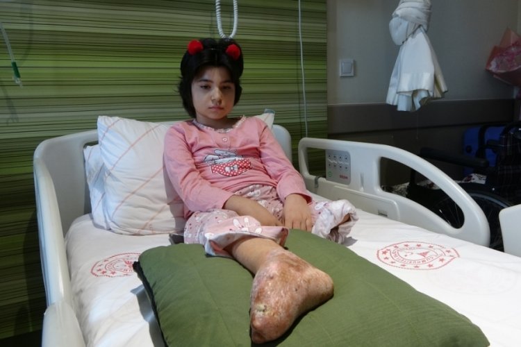 Depremde ayaklarını kaybeden Aysima'nın tek isteği &ouml;ğretmen