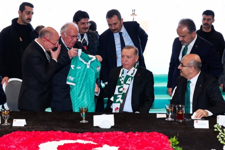 Bursaspor Başkanı B&uuml;r, Cumhurbaşkanı Erdoğan'a "Yeşil Bursa" forması hediye etti