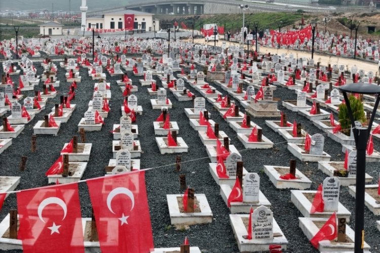 Hatay'da deprem mezarlığı bayraklarla donatıldı