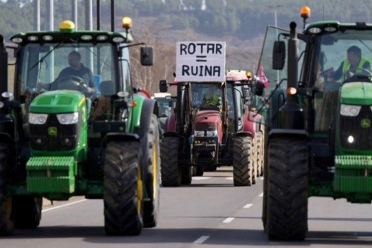 Portekizli &ccedil;ift&ccedil;ilerden İspanya sınırında yol kapatma eylemi