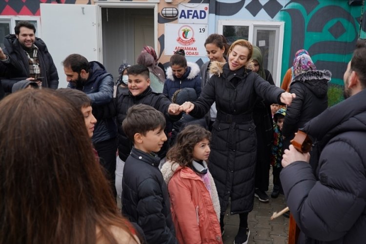 &Uuml;nl&uuml; isimler depremzedelere moral i&ccedil;in Adıyaman'da konteyner kentleri ziyaret etti