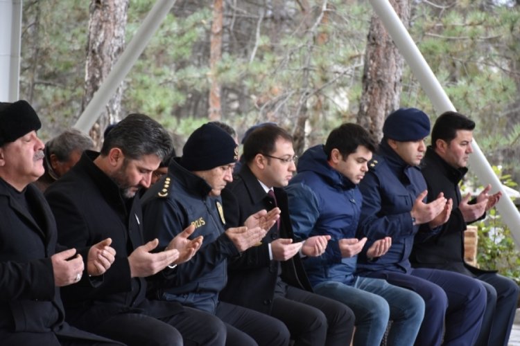 Van'da &ccedil;ığ altında kalan Tosyalı şehit Ufuk Deniz kabri başında anıldı