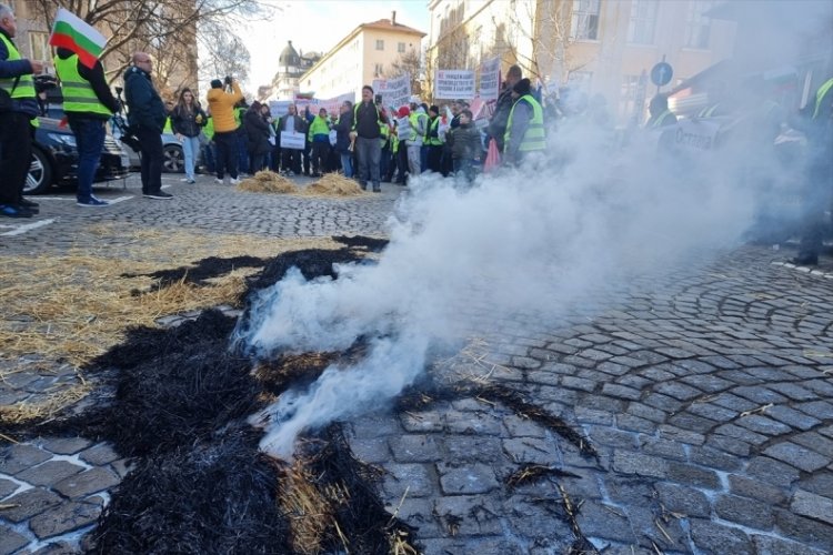 Bulgaristan'da &ccedil;ift&ccedil;ilerden protesto