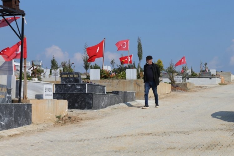 Adana'da deprem mezarlığı T&uuml;rk bayrakları ile donatıldı