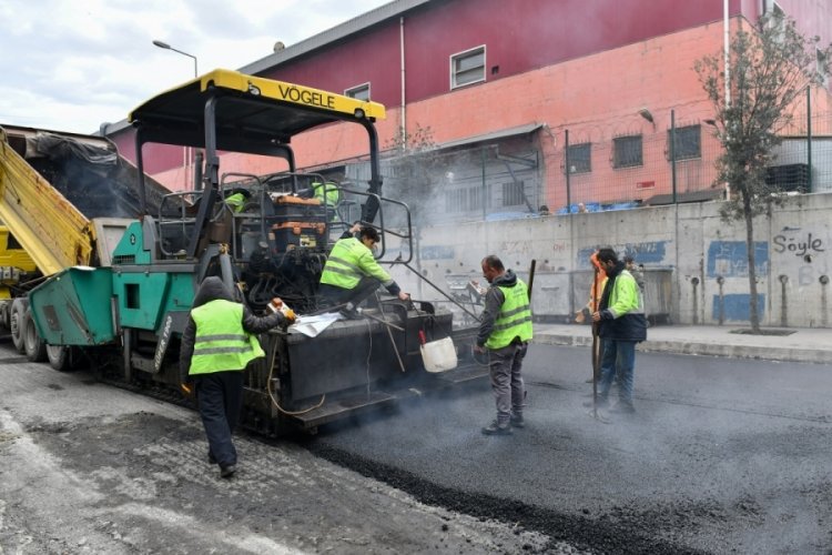 İstanbul'da cadde ve sokaklarda asfaltlama &ccedil;alışmaları s&uuml;r&uuml;yor