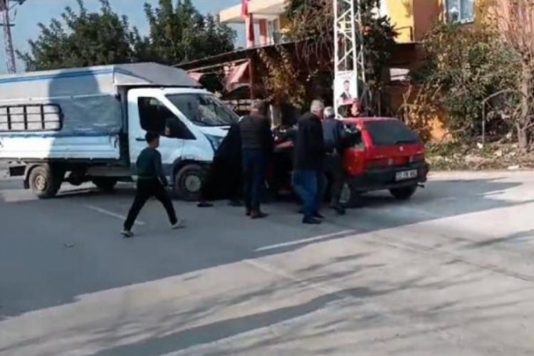 Adana'da otomobil ile kamyonetin &ccedil;arpışması sonucu 1 kişi yaralandı