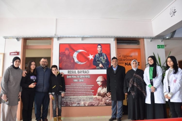 Şehit ailesi oğullarının isminin verildiği okulu ziyaret etti
