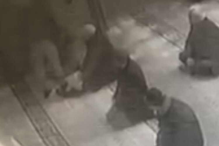 Manisa'da camideki bı&ccedil;aklı kavga kamerada