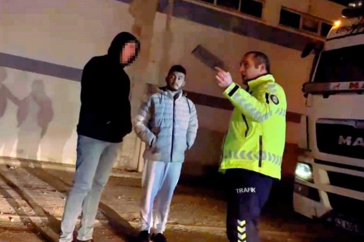 Bursa'da polisi g&ouml;r&uuml;nce tırı bırakıp ka&ccedil;an s&uuml;r&uuml;c&uuml;, taksiyle geri d&ouml;n&uuml;nce yakalandı