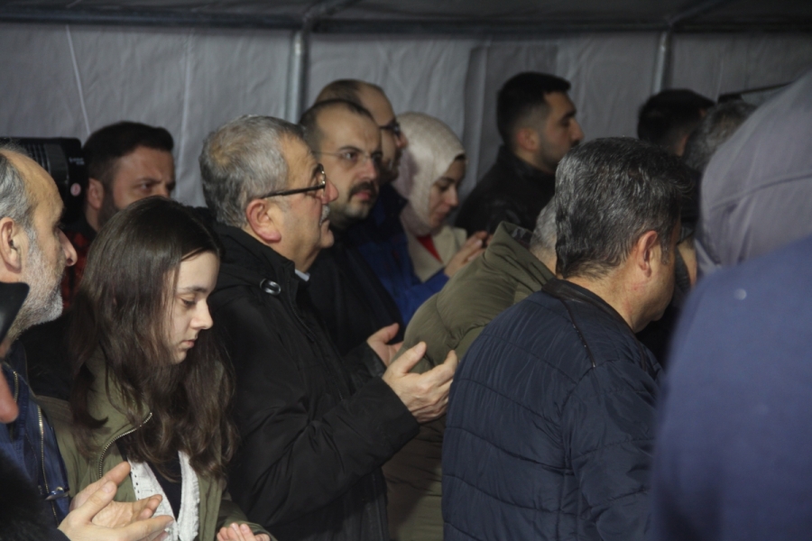 Kahramanmaraş'ta asrın felaketinin 1. yıld&ouml;n&uuml;m&uuml;nde "saygı n&ouml;beti" tutuldu