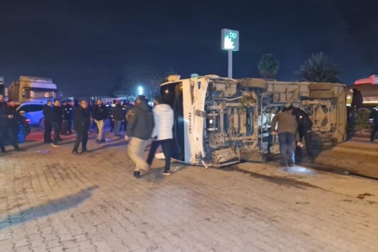 Hatay'da g&ouml;reve giden polisleri taşıyan midib&uuml;s devrildi:  25 yaralı