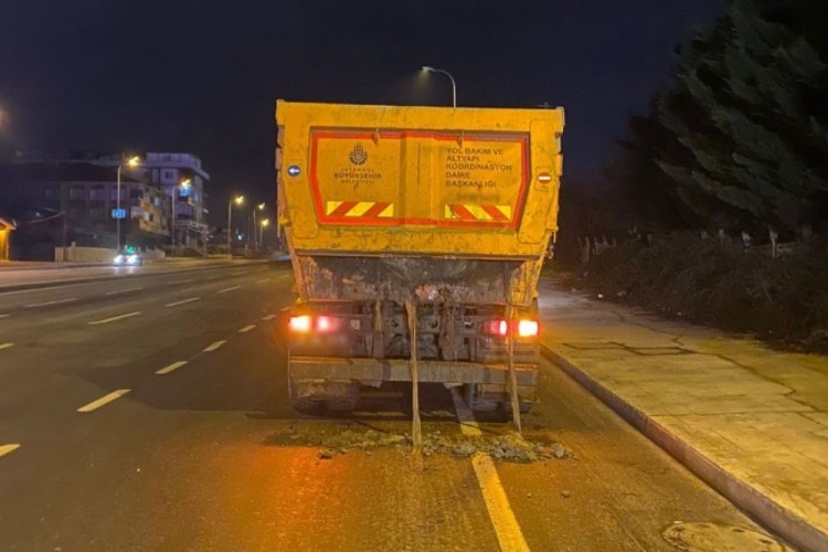İBB'ye ait hafriyat kamyonunun kapağını a&ccedil;ık bırakan s&uuml;r&uuml;c&uuml; yakalandı