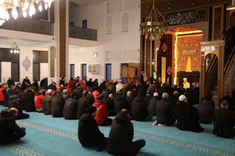 Elazığ'da eller semaya depremde hayatını kaybedenler i&ccedil;in a&ccedil;ıldı