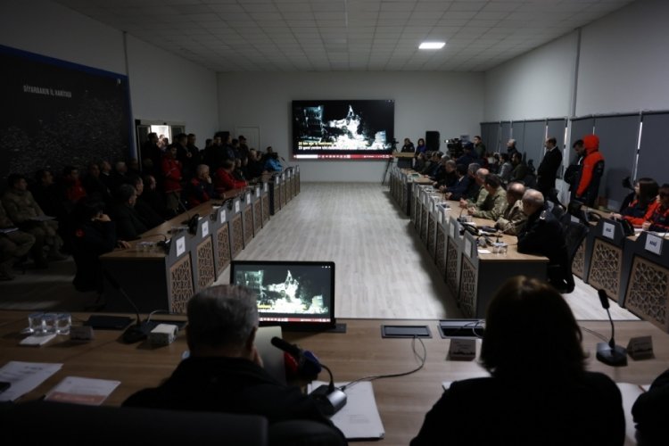 Diyarbakır Valisi, depremde arama-kurtarma &ccedil;alışmalarına katılan ekiplerle bir araya geldi
