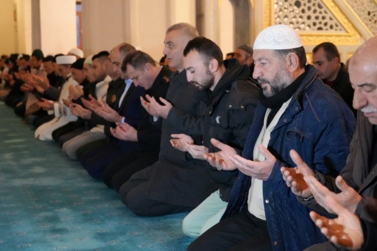 Kırıkkale'de depremde hayatını kaybedenler i&ccedil;in sabah namazında dua edildi