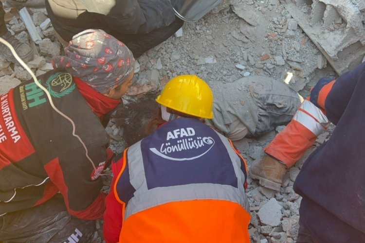 Aksaray'dan deprem b&ouml;lgesine g&ouml;n&uuml;ll&uuml; giden doktor kurtardığı canları g&ouml;zyaşları ile anlattı