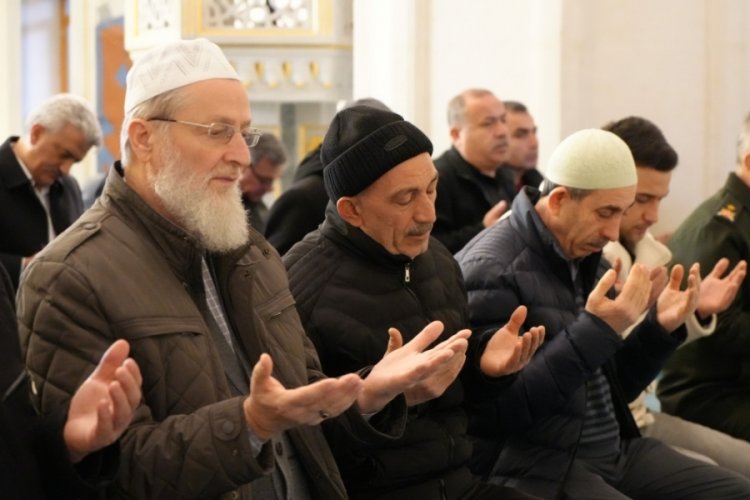 Depremde hayatını kaybedenler i&ccedil;in sabah namazında dua edildi