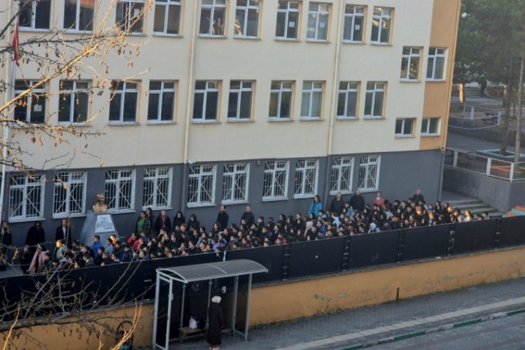 Bursa'da okullarda 6 Şubat'a &ouml;zel 1 dakikalık saygı duruşu ger&ccedil;ekleşti