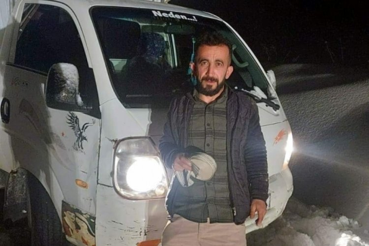 Siirt'te karda mahsur kalan kamyonet kurtarıldı