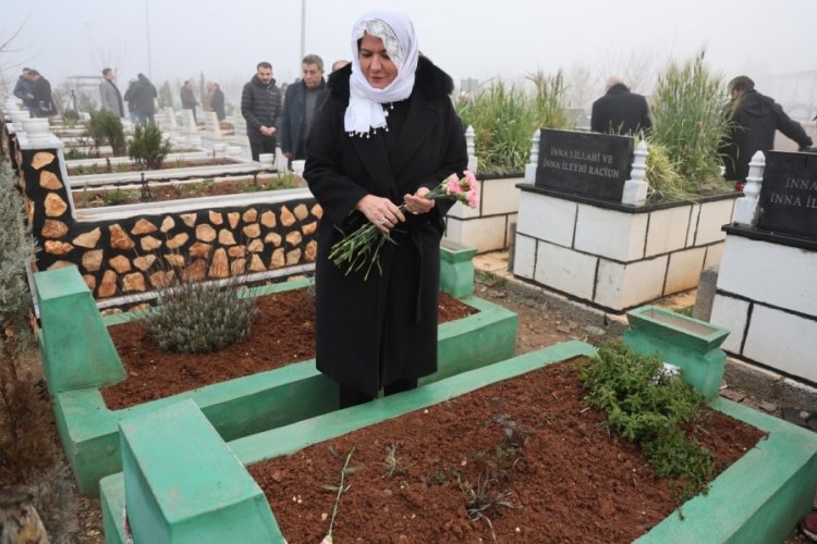 Diyarbakır'da depremde hayatını kaybeden vatandaşların mezarlarına karanfil bıraktılar