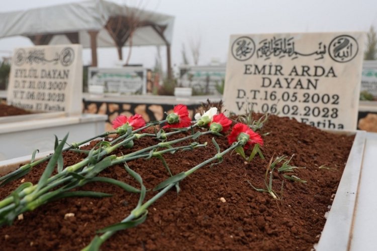 Kahramanmaraş depreminin vurduğu Diyarbakır'da son nefesi veren vatandaşların kabrine karanfiller bırakıldı