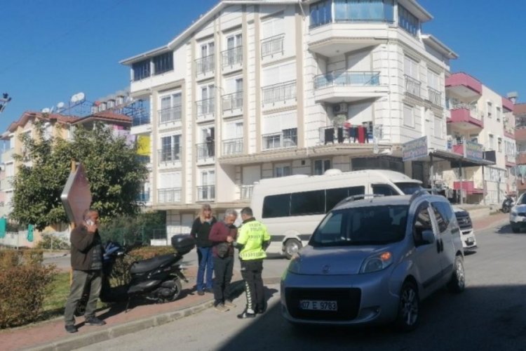 Antalya'da hafif ticari ara&ccedil; ile motosikletin &ccedil;arpıştığı kazada: 2 yaralı