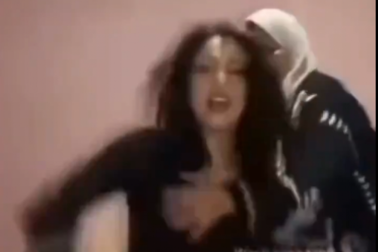 TikTok'ta canlı yayın a&ccedil;an kızı ailesi darp etti!