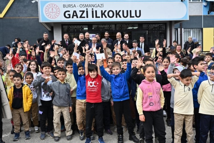 Bursa'da Başkan Aktaş'tan ders başı yapan &ouml;ğrencilere ziyaret