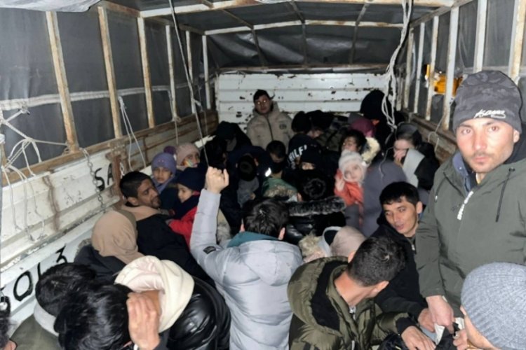 Ezine'de kamyonet kasasında 42 ka&ccedil;ak g&ouml;&ccedil;men yakalandı