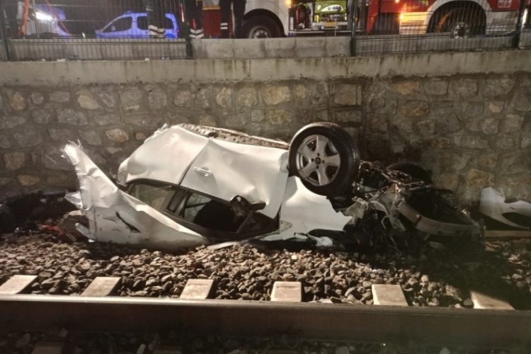 Bariyere &ccedil;arpan otomobil ikiye b&ouml;l&uuml;n&uuml;p tren rayına d&uuml;şt&uuml;!