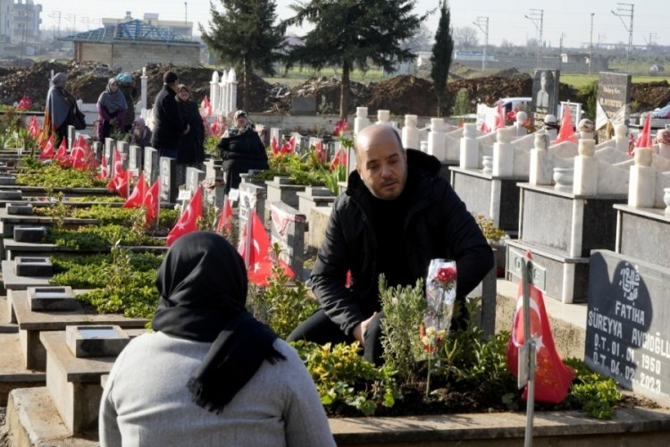 Gaziantep'te deprem mezarlığında duygusal anlar