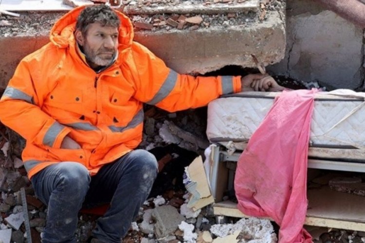 Enkaz altındaki kızının elini bırakmayan baba konuştu! "Ellerini &ouml;pt&uuml;m ama hi&ccedil;bir &ccedil;are bulamadık"
