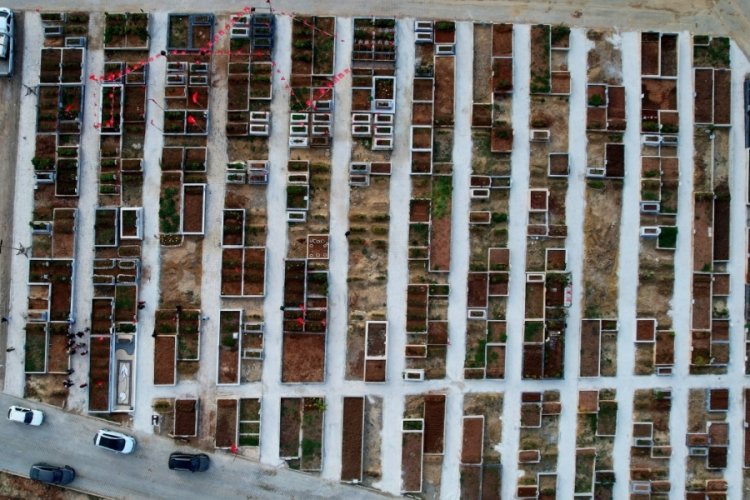Mezarlıklarda g&ouml;zyaşları sel oldu