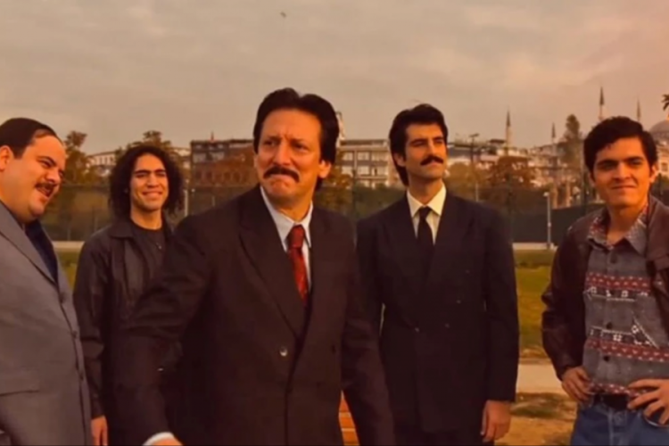 Mahsun Kırmızıg&uuml;l filmden zarar edince sahnelere geri d&ouml;nd&uuml;