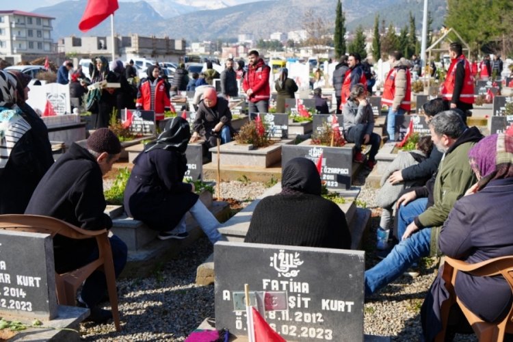 Gaziantep protokol&uuml;, deprem mezarlığında vatandaşları yalnız bırakmadı