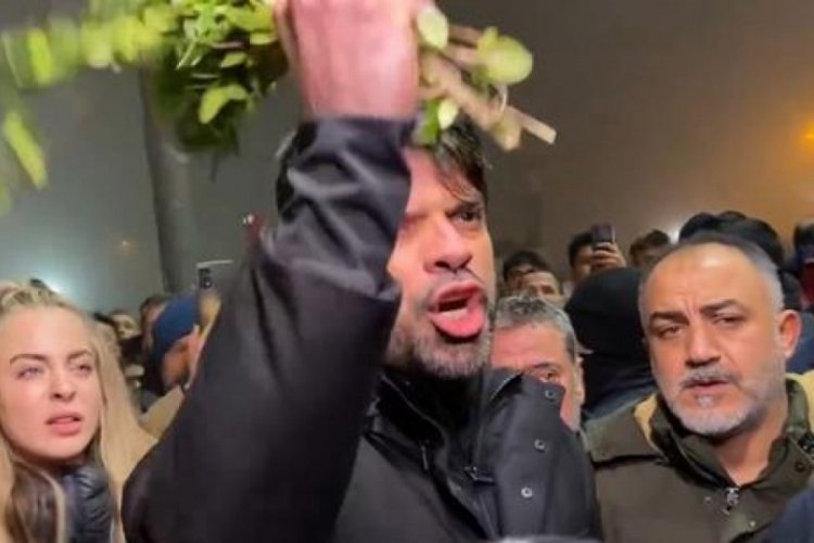 G&ouml;khan Zan k&uuml;plere bindi: Hatay'daki anma t&ouml;reninde bağıra bağıra isyan etti