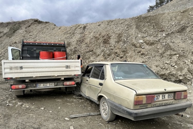 Kastamonu'da kamyonet ile otomobil &ccedil;arpıştı: 2 yaralı