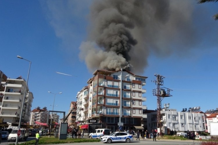 Antalya'da 6 katlı apartman &ccedil;atısında korkutan yangın