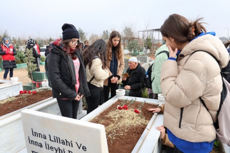 Diyarbakır'da depremde hayatını kaybeden Eyl&uuml;l, sınıf arkadaşları tarafından unutulmadı
