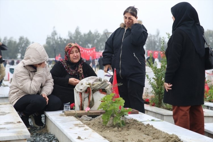 Hatay'da duygusal anlar... Yakınlarını kaybedenler mezarlık ziyaretinde bulundu