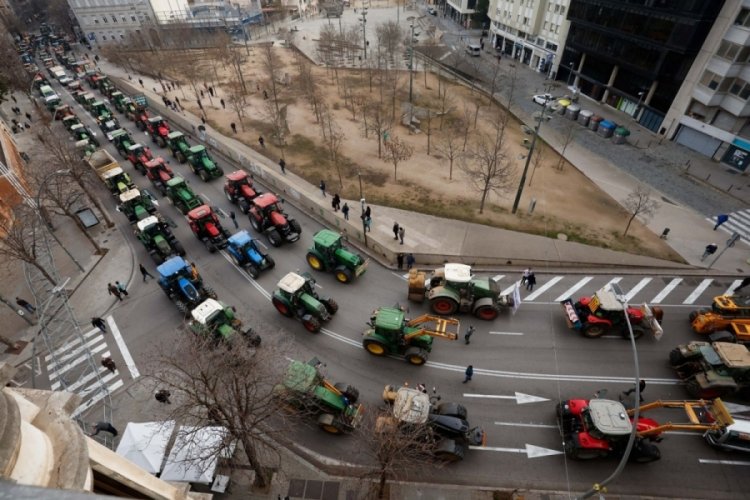 İspanyol &ccedil;ift&ccedil;iler, &uuml;lke genelinde trakt&ouml;rleriyle yol kapatma eylemi d&uuml;zenledi