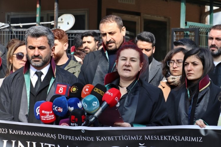 Depremde &ouml;lenler i&ccedil;in Diyarbakır Adliyesi &ouml;n&uuml;nde anma programı d&uuml;zenlendi