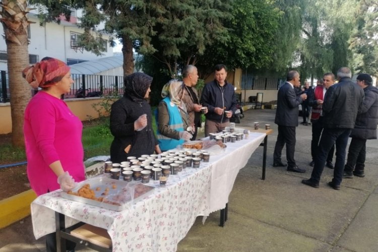 Antalya'da depremde hayatını kaybeden vatandaşlar anısına lokma dağıtıldı