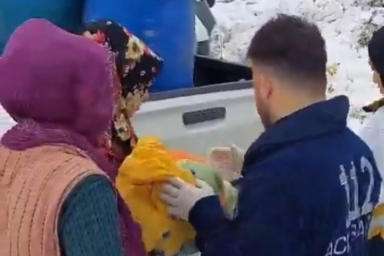Siirt'te kardan yolu kapanan k&ouml;yde rahatsızlanan 40 g&uuml;nl&uuml;k bebek i&ccedil;in ekipler seferber oldu