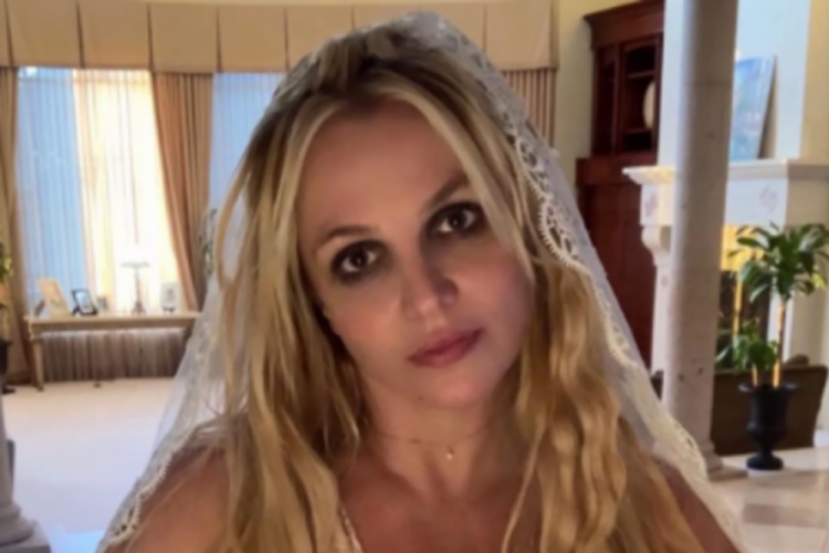 Britney Spears yatak pozuyla yine g&uuml;ndemde