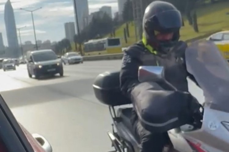 İstanbul'da motosikletli tartıştığı s&uuml;r&uuml;c&uuml;n&uuml;n aracını tekmeledi
