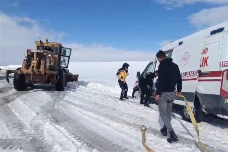 Muş'ta yoldan &ccedil;ıkarak kara saplanan ambulans ekiplerce kurtarıldı