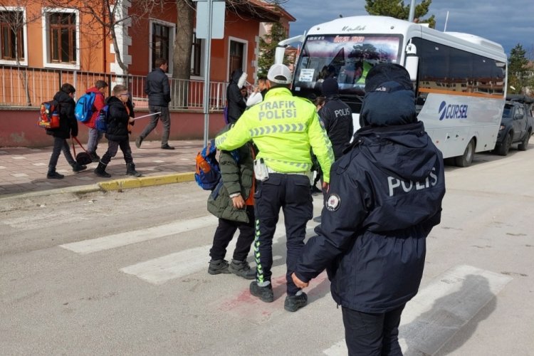 Eskişehir'de polis ekiplerinden okul &ccedil;evrelerinde denetim